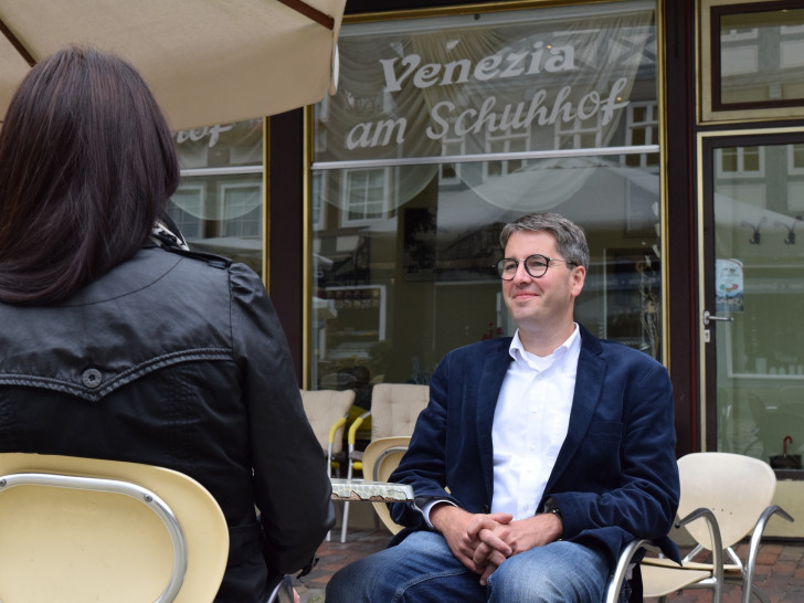 Oberbürgermeister Dr. Oliver Junk lädt zur Bürgersprechstunde in das „Eiscafe Venezia“ am Schuhhof ein. Archivfoto: Stadt Goslar.