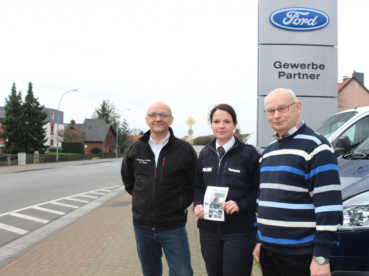 Stefan Piske, Geschäftsführer des Autohaus Piske, Simone Hartmann, Verkehrssicherheitsberaterin der Polizei Wolfenbüttel und Dieter Franke von der Verkehrswacht. Foto: Jan Borner