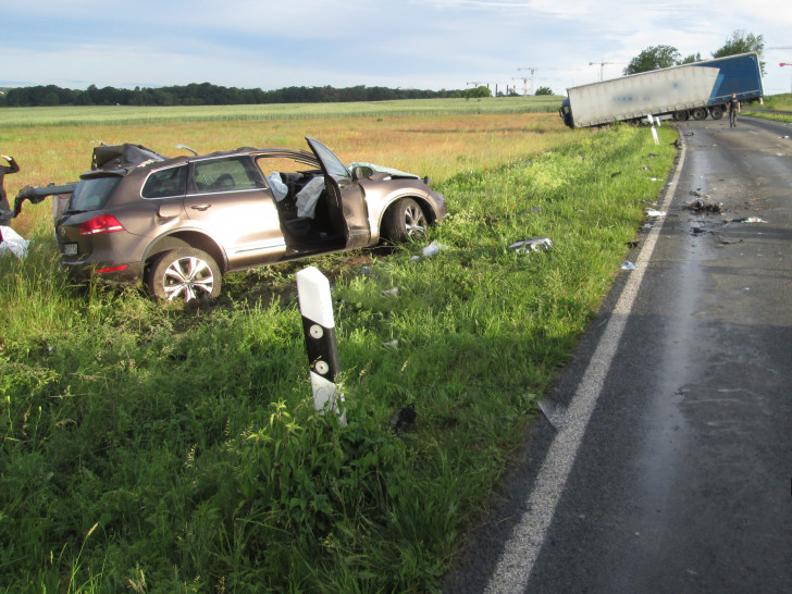 Für den Fahrer des VW Touareg kam jede Hilfe zu spät. Fotos: Polizei