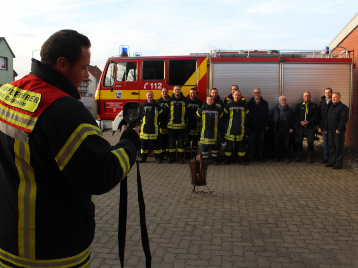 Die Kameraden der Freiwilligen Feuerwehr Groß Stöckheim sowie einige der Sponsoren waren gekommen, um die neue Wärmebildkamera zu begutachten. Fotos: Alexander Dontscheff