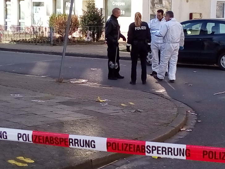 Die Polizei sichert Spuren am Tatort. Foto: Dieter Schneider
