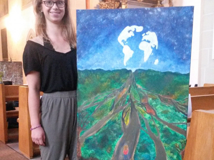 Denise mit ihrem Kunstwerk „Der eigene Weg?“ Foto: IGS Lengede
