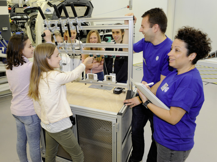 Die Sechstklässlerinnen Maria Luisa (12, Lessing-Gymnasium Wenden) und Ciara (11, IGS Peine) probieren unterschiedliche Kräfte aus, die beispielsweise bei Montagearbeiten aufgebracht werden müssen. Fotos: Volkswagen 