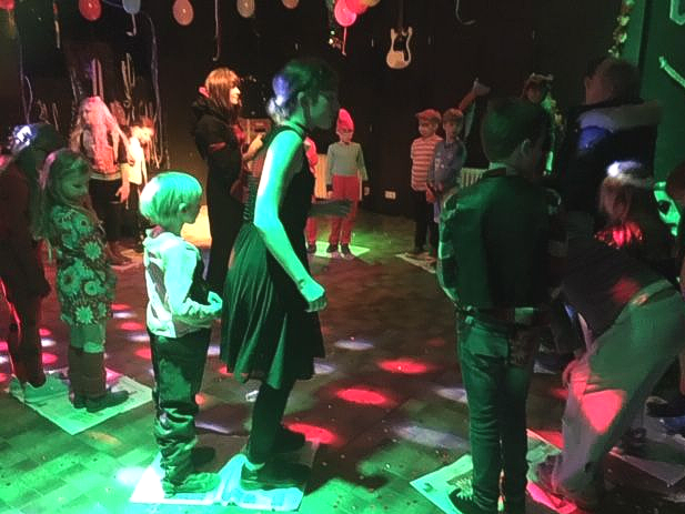 Auf der ABBI-Faschingsfeier hatten die verkleideten Kinder viel Spaß bei Diskospielen und Tanz. Foto: Stadt Wolfsburg