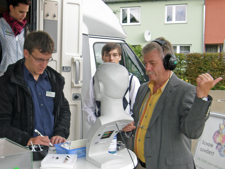Der Leiter des Arbeitskreises, Wolfgang Schmidt, bei einer freiwilligen Überprüfung durch eine Hörakustiker. Archivfoto: Achim Klaffehn