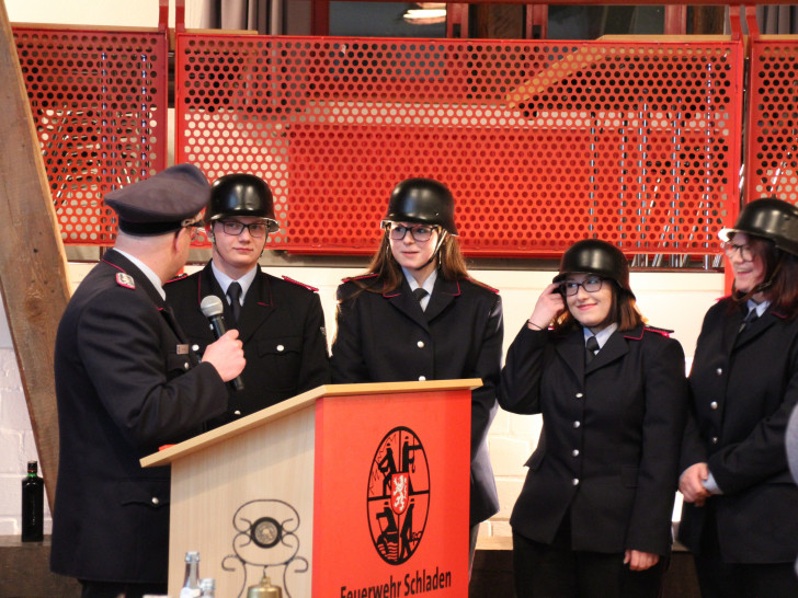 Von links: Ortsbrandmeister Jan Simons, Feuerwehrmann Paul Bienek, Feuerwehrfrauen Melissa Domke, Vanessa und Vivien Schrader. Foto: Feuerwehr Schladen