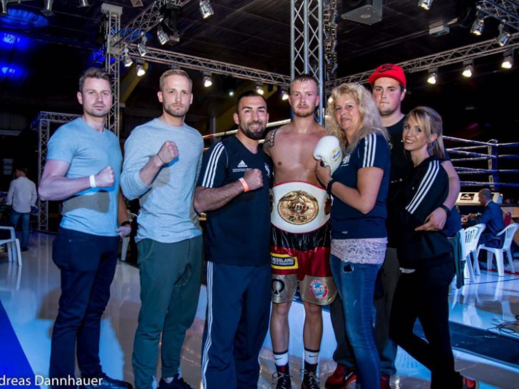 Siegerfoto mit Trainer, Familie und Anhang. Fotos: Andreas Dannhauer