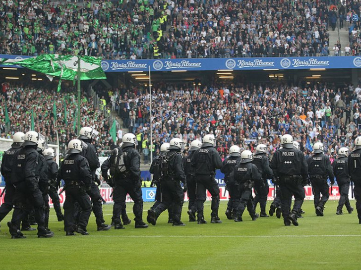 Vor einem Jahr: Wolfsburger Invasion in Hamburg. Kommen erneut die Hundertschaften der Polizei zum Einsatz? Foto: Agentur Hübner