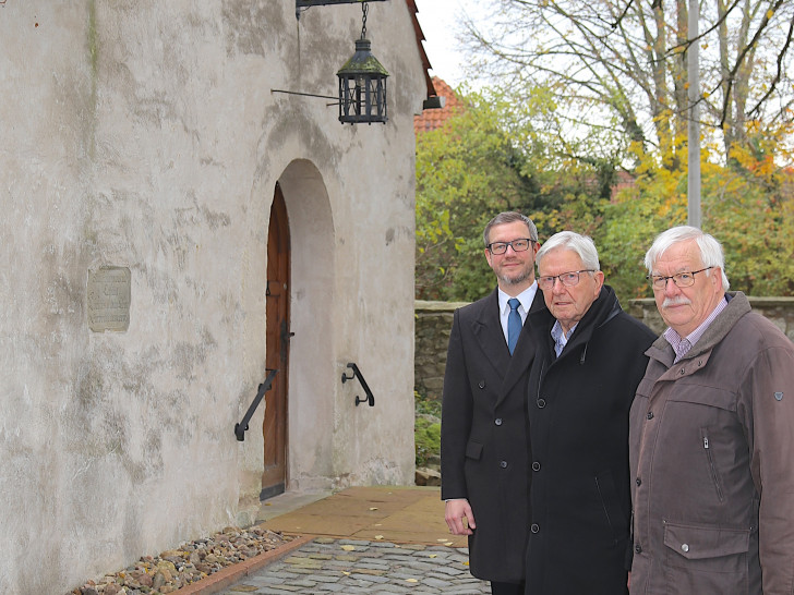 Von links: Eckhard Pieper (KV-Vorsitzender Sülfeld), Horst Heinrich Mohrmann, Jürgen Schmidt (Vorsitzender Markusstiftung). Foto: Pastorin Larissa Anne Mühring