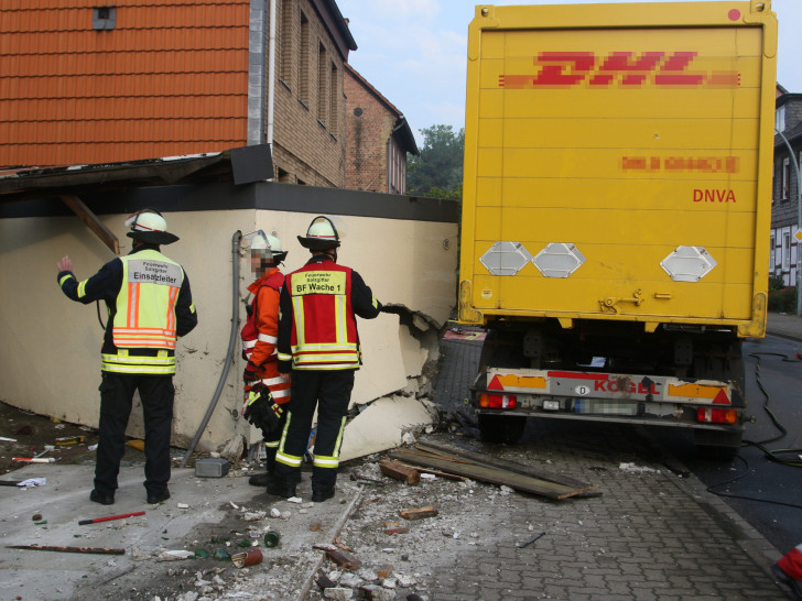Eine Garage wurde stark beschädigt. Foto: Karliczek