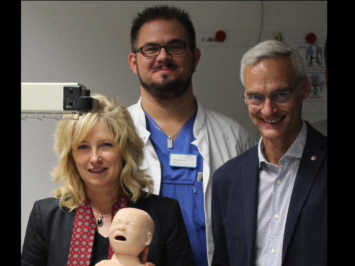 Claudia Kayser (Lions Club), Dr. Nicolai Wiegand (Oberarzt Anästhesie im Klinikum Wolfsburg) und Dr. Thorsten Gienapp (Lions Club). Foto: Klinikum-Wolfsburg