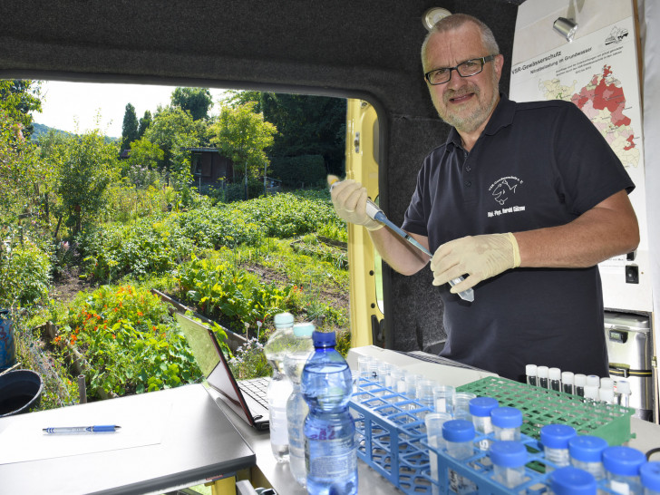 Harald Gülzow im Labormobil beim Analysieren einer Brunnenwasserprobe.  Fotos: VSR Gewässerschutz