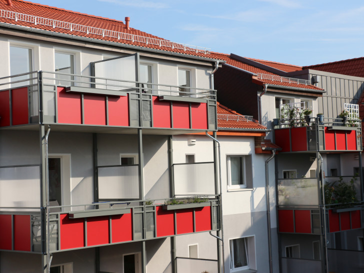 Gesteigerte Wohnqualität: In der Heinrich-Heine-Str. und der Uhlandstraße konnten Wohnungen mit einem Vorstellbalkon ausgestattet werden. Foto: VWG 