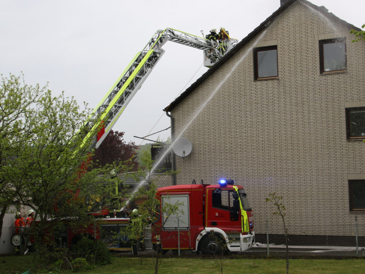 Um die Dachziegel zu entfernen, ist die Feuerwehr mit einem Leiterwagen im Einsatz. Foto: Rudolf Karliczek