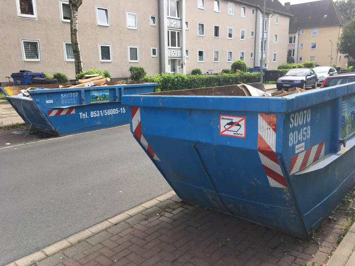 Die Container in der Kruppstraße sollen sehr bald wieder verschwinden. Foto: Alexander Dontscheff