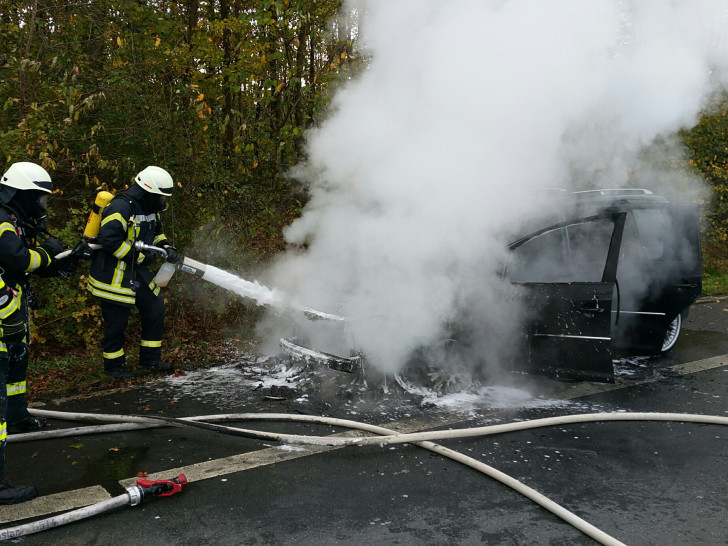 Der Wagen der jungen Familie stand plötzlich in Flammen. Fotos: Feuerwehr Goslar