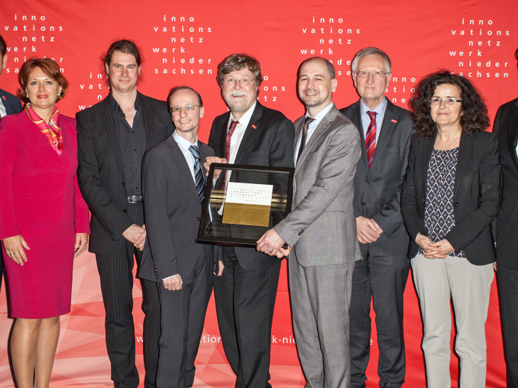 Olaf Lies, Niedersächsischer Minister für Wirtschaft, Arbeit und Verkehr, Dr. Susanne Schmitt, Vorsitzende Innovationsnetzwerk Niedersachsen, Prof. Dr. Michael Hust, TU Braunschweig, Dr. André Frenzel, YUMAB GmbH, Prof. Dr. Stefan Dübel, TU Braunschweig, Dr. Thomas Schirrmann, YUMAB GmbH, Jörg Saathoff, TU Braunschweig, Dr. Gabriele Heinen-Kljajic, Niedersächsische Ministerin für Wissenschaft und Kultur und Prof. Dr. Thomas Hanschke, Vorsitzender Innovationsnetzwerk Niedersachsen, bei der Preisverleihung. Foto: „Philip Bartz/Innovationsnetzwerk Niedersachsen“

