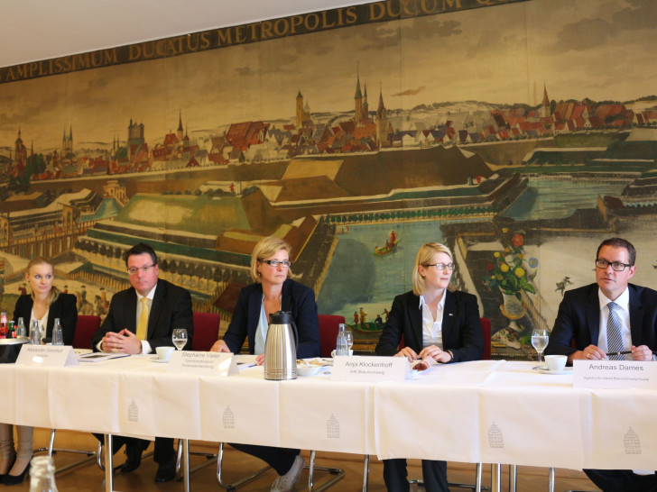 Jaqueline Schlüter, Alexander Sonnhof, Stephanie Vieler, Öffentlicher Versicherung, Anja Klockenhoff, IHK Braunschweig und Andreas Dames, Agentur für Arbeit Braunschweig-Goslar (von links) stellten das Projekt vor. Foto: Robert Braumann