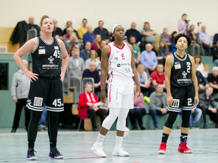 Die Hauptdarstellerinnen der ersten Partie: (v.l.) Julia Duggan (Tigers), Christine Hyde (Wolfpack), Brianna Williams (Tigers). Foto: Reinelt/PresseBlen.de