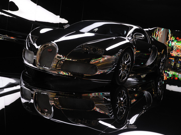 Bei dem Fahrzeug hangelt es sich um einen Bugatti Veyron 16,4, der zum damaligen Zeitpunkt das teuerste und schnellste Serienauto der Welt war. Sowohl das Auto als auch der Großteil des Ausstellungsraums sind verspiegelt. Foto: Zoran Crnadak/Foto-AG Selektion