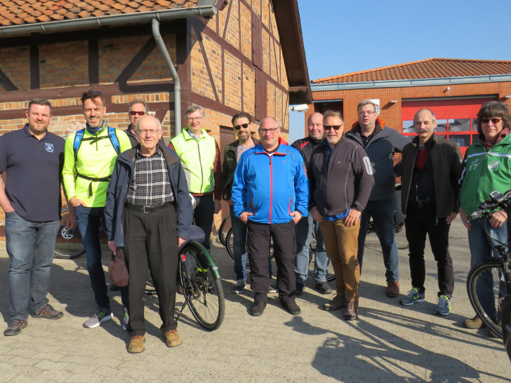 Zwölf Ratsmitglieder beim Start der Rundfahrt vor dem Feuerwehrgerätehaus Essehof, in Groß Brunsrode stieß Ratsfrau Kathrin Kühne dazu. Foto: Gemeinde Lehre
