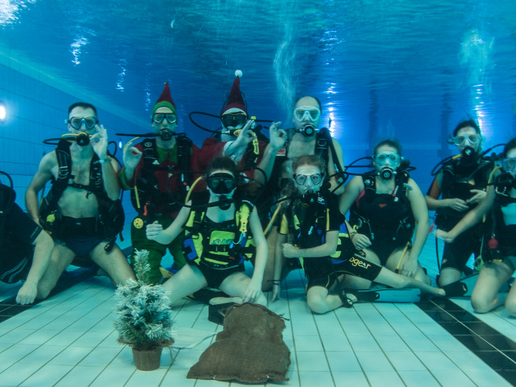 Der Wolfenbütteler Schwimmverein feierte Weihachten. Fotos: Beate Zgonc