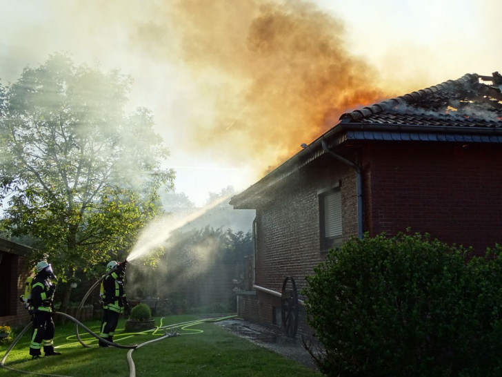 Der Schuppenbrand machte das Wohnhaus unbewohnbar. Fotos: Tobias Nadjib / Pressestelle der Kreisfeuerwehr Gifhorn