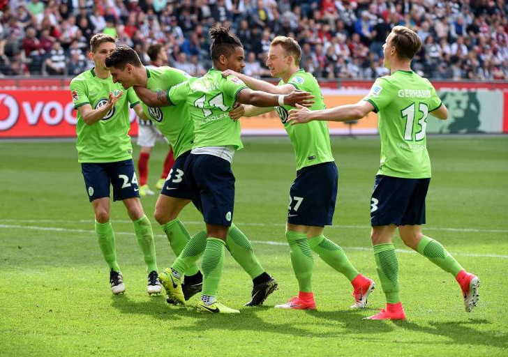 Kollektiver Jubel über das 1:0 durch Daniel Didavi. Foto: imago/Hartenfelser