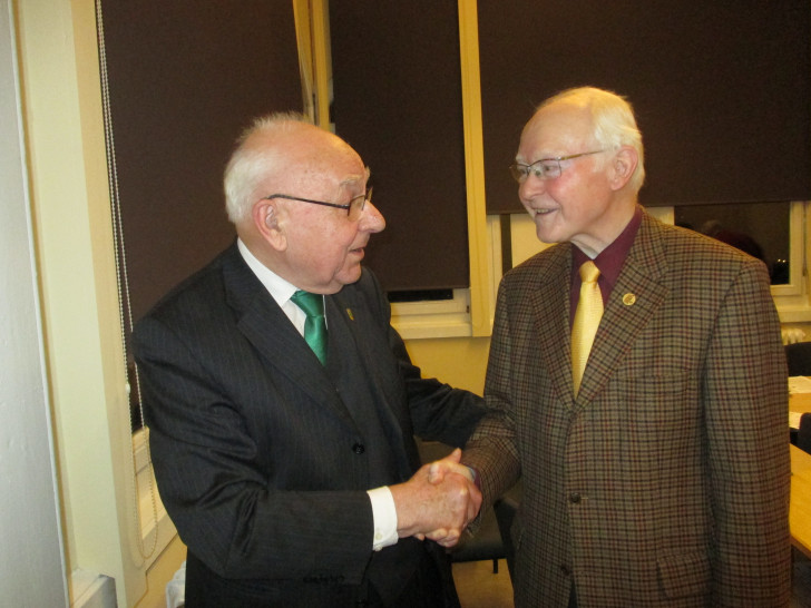 Fritz Folger (rechts) wurde zum Ehrenvorsitzenden ernannt. Dieter Lorenz, Sickter Ortsvertreter leitete die Wahl und gratuliert. Foto: BdV