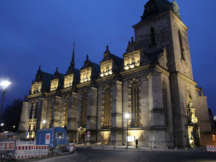 Die Hauptkirche Beatae Mariae Virginis wird seit dem heutigen Donnerstag von mehreren LED-Lichtstrahlern illuminiert. Fotos: Alexander Dontscheff