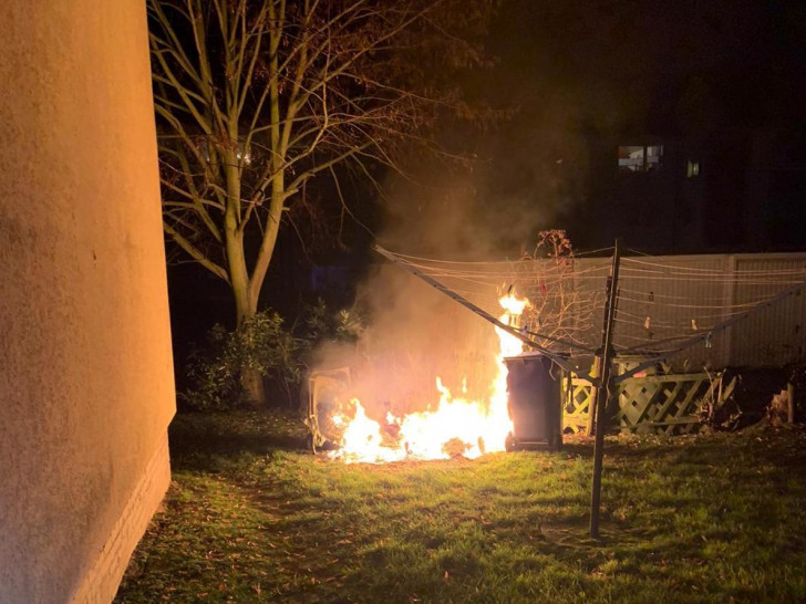In einem Innenhof am Dammgarten brannten mehrere Mülltonnen. Fotos: Feuerwehr Helmstedt