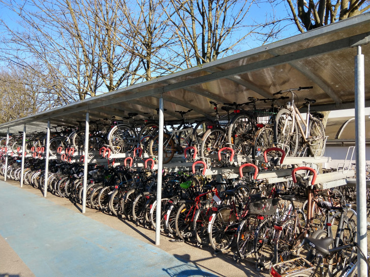 Am Wolfenbütteler Bahnhof soll ein Fahrrad-Parkhaus entstehen. Über 400.000 Euro soll das Vorhaben kosten. 
