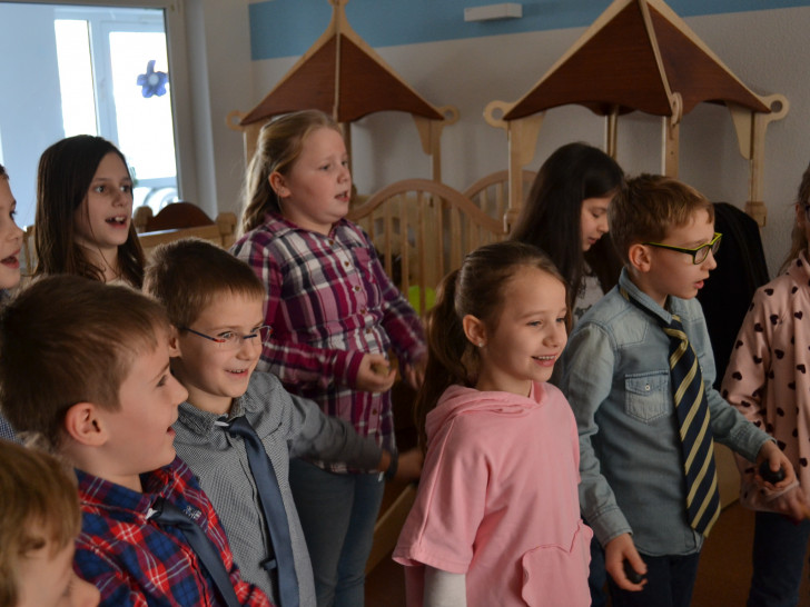 Die Hortkinder singen für die Gäste in der neuen Krippe ein flottes Lied. Fotos: Sabine Moser