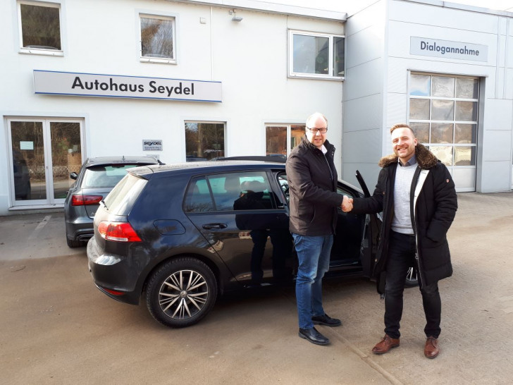 Jörn Domeier, MdL und Daniel Zuleger bei der Übergabe von Domeiers sauberem Dieselauto. Foto:  Abgeordnetenbüro Jörn Domeier