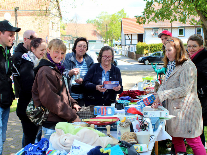 Der Flohmarktstand von Astrid und Tochter Vanessa Mirwa (beide rechts). Foto: Bernd-Uwe Meyer