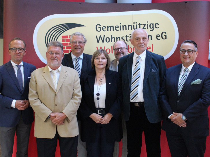 Aufsichtsratsmitglied Martin Schickram, Aufsichtsratsvorsitzender Peter Seiler, Aufsichtsratsmitglied Dieter Kretschner, Vorstandsmitglieder Rosemarie Taranczewski und Uwe Bee, Aufsichtsratsmitglied Friedhelm Sliwka und Vorstandsvorsitzender Christoph Kowollik. Fotos: Sandra Zecchino