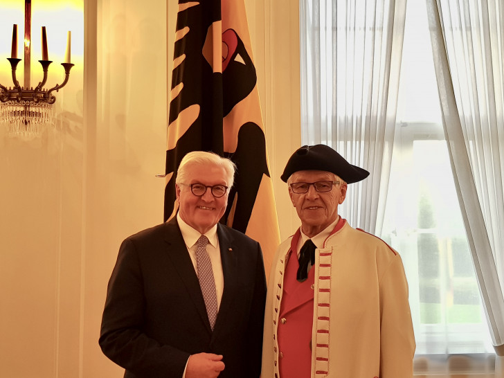Auch Horst Schiller konnte ein Erinnerungsfoto mit dem Bundespräsidenten Frank-Walter Steinmeier abstauben - natürlich in seiner Tracht! Fotos: Harzklub Seesen e.V.