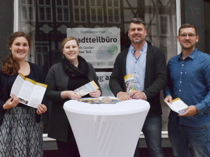 Jantje Appel (von links) und Anika Krystin Beverburg beraten zum „Städtebaulichen Denkmalschutz“, Gunnar Schulz-Lehnfeld und Kevin Büttner kümmern sich um die energetische Ertüchtigung. Fotos: Stadt Goslar