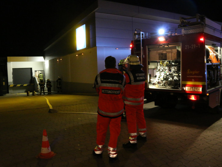 Die Feuerwehr erkundete die Räumlichkeiten, ein ofenes Feuer konnte aber nicht gefunden werden. Foto: Werner Heise