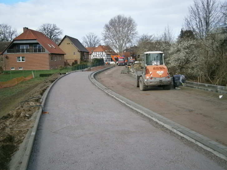 Arbeiten am Geh- und Radweg sowie der Fahrbahn in der Stellfelder Straße. Foto: Stadt Wolfsburg.