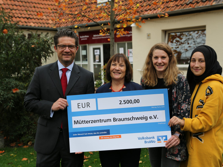 Carsten Ueberschär, Leiter der Direktion Braunschweig von der Volksbank BraWo, überreicht den Scheck an Monika Döhrmann, Lea Simon und Ayse Özmezarci vom Mütterzentrum.
Foto: Volksbank BraWo