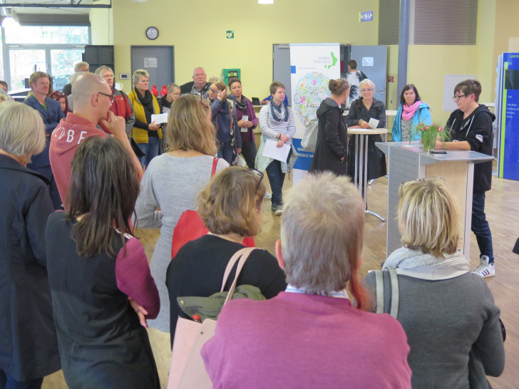Petra Warnecke (r.) vom Sozialpsychiatrischen Dienst des Gesundheitsamtes im Landkreis Wolfenbüttel begrüßte zu Beginn der Veranstaltung die Besucherinnen und Besucher. Foto: Landkreis Wolfenbüttel