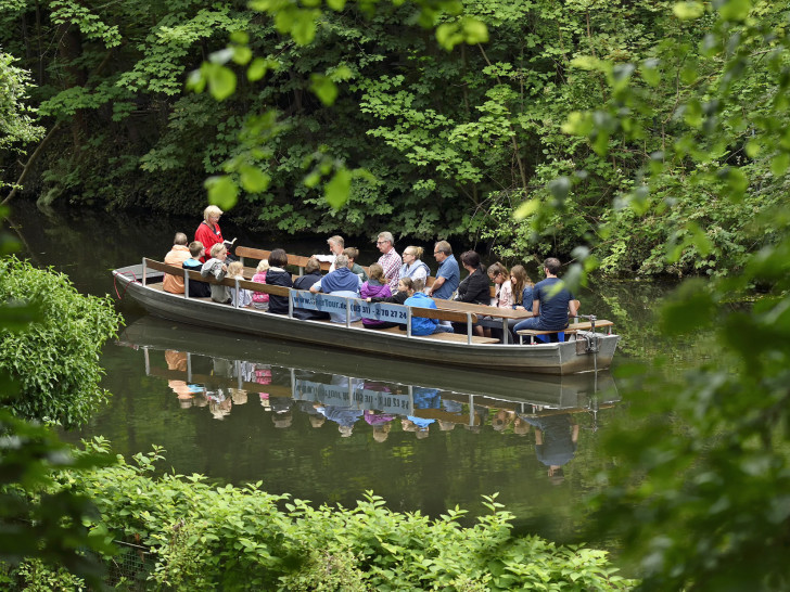 Am 27. Juni lauschten Klein und Groß der unterhaltsamen Lesung von Renate Timmermann, während das Floß entlang der grünen Idylle am Okerufer über das Wasser glitt. Foto: Braunschweig Stadtmarketing GmbH / Daniel Möller