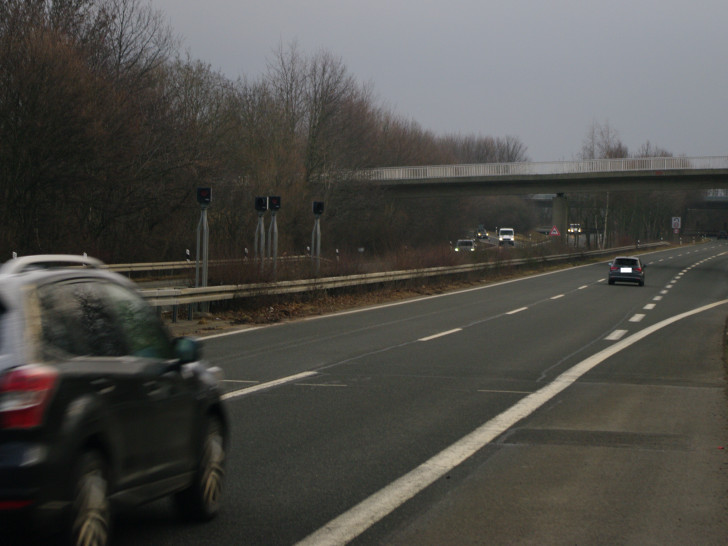 Bei einer gemessenen Geschwindigkeit von mehr als 180 km/ h musste der Fahrer angesichts des folgenden Straßenverlaufs an dieser Stelle der B 6 sicher extrem auf die Bremse treten. Foto: Landkreis Goslar