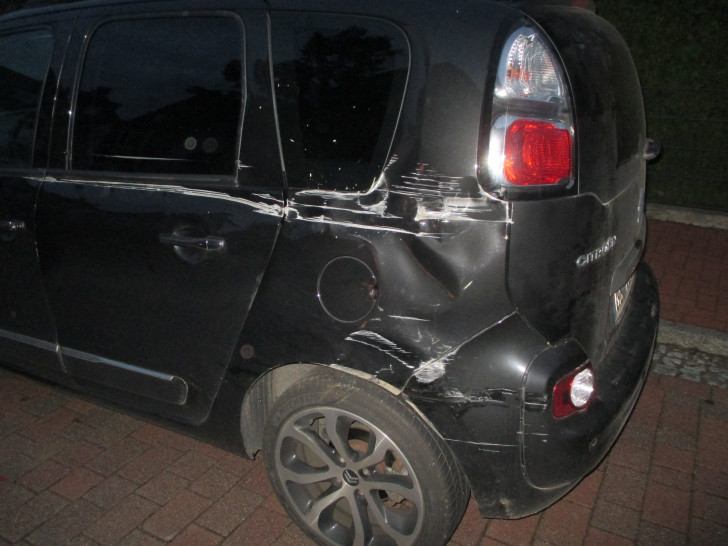 Die beschädigte Seite des Wagens. Foto: Polizeiinspektion Goslar