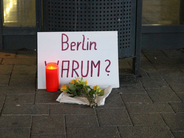 Gedenken an die Opfer in Berlin vor dem Rathaus. Foto: Alexander Panknin