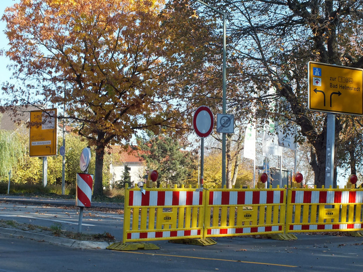 Angesichts der Baustelle in der Schillerstraße kam es zur Enttäuschung bei den ehrenamtlichen Mitgliedern des Arbeitskreises „Fahrradfreundliches Helmstedt, als erkennbar wurde, das eine Rotmarkierung der Fußgängerfurt nicht erfolgte. Foto: Achim Klaffehn