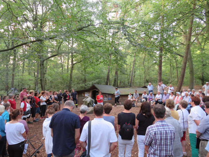 Wie hier beim gemeinsamen Singen der gemeindlichen Chöre im Essehofer Kral Ende August sollen weitere kulturelle Veranstaltungen entstehen und das Leben in der Gemeinde bereichern. Foto: Gemeinde Lehre