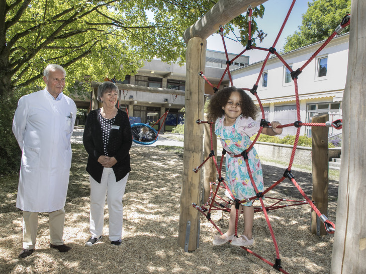 Chefarzt Prof. Dr. Hans Georg Koch und Christine Wolnik freuen sich über den neuen Spielplatz der Kinderklinik. Die Kinder durften die Geräte schon einmal testen. Foto: Klinikum Braunschweig/Peter Sierigk