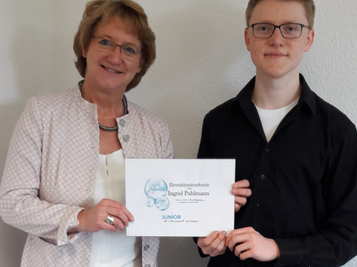 fragrancia-Ehrenaktionärin Ingrid Pahlmann erhielt von dem Schüler Arne Klingenberg eine Urkunde.  Foto: Büro Pahlmann